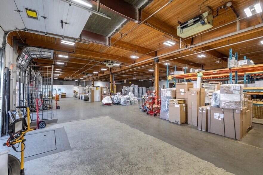 More Photos Of 5600-5620 Rue Ferrier, Mt Royal Warehouse For Lease