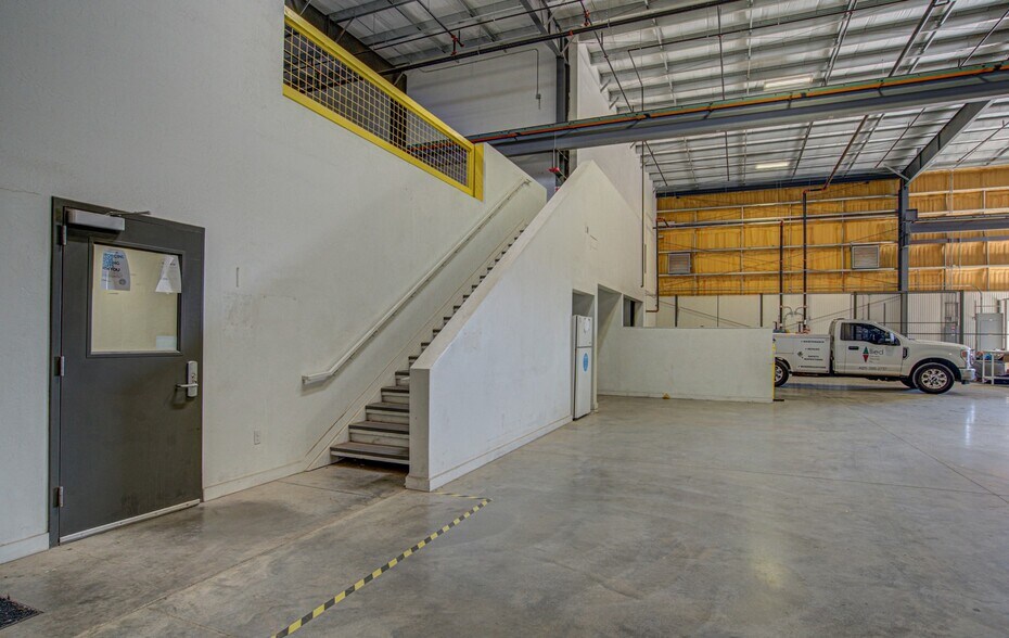 More Photos Of 4701 United Dr, Oklahoma City Warehouse For Lease