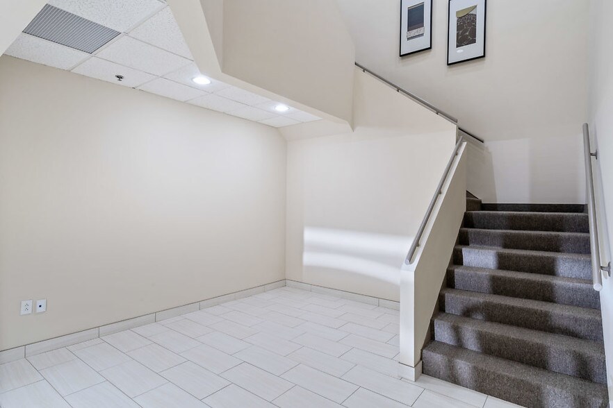 More Photos Of 3410 Midcourt Rd, Carrollton Showroom For Lease