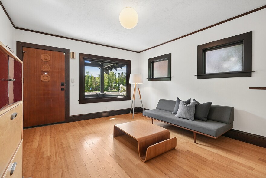 More Photos Of 2105 SE Ochoco St, Portland Office For Sale
