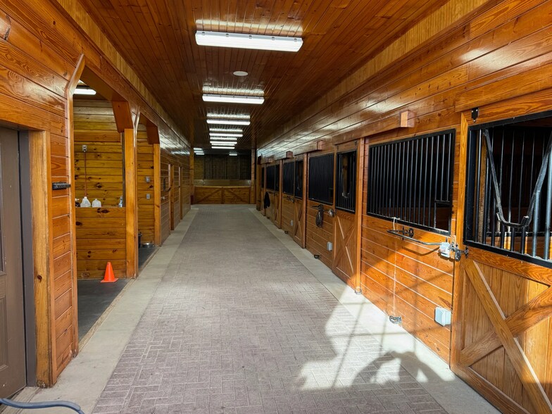 More Photos Of 115 Hilltop Dr, Phoenix Sports And Entertainment For Sale