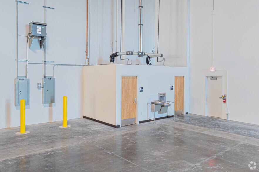 More Photos Of 4195 W Valley Hwy N, Auburn Warehouse For Lease