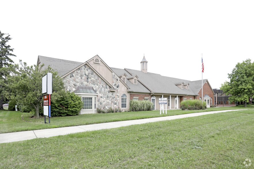 More Photos Of 215 E Big Beaver Rd, Troy Medical For Lease