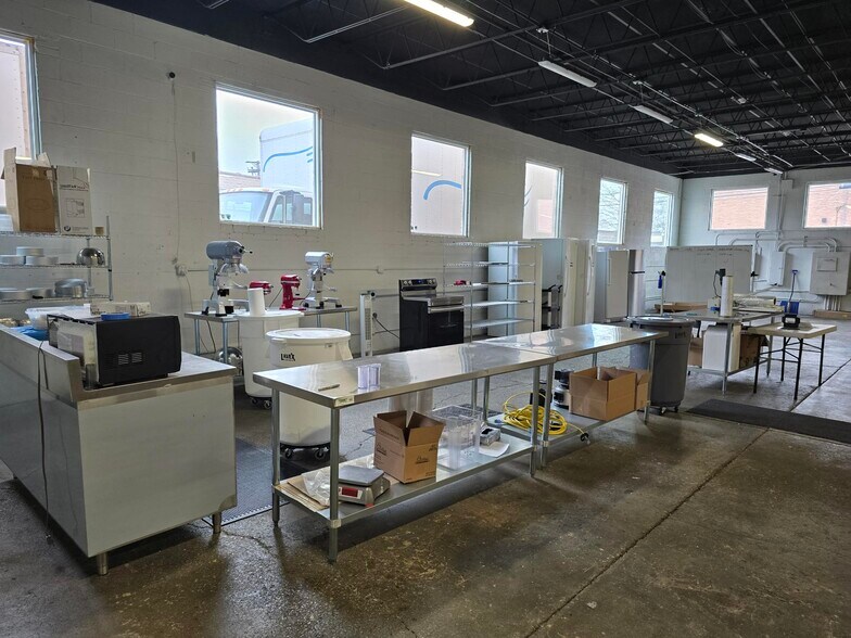 More Photos Of 8030 N Lawndale Ave, Skokie Warehouse For Sale