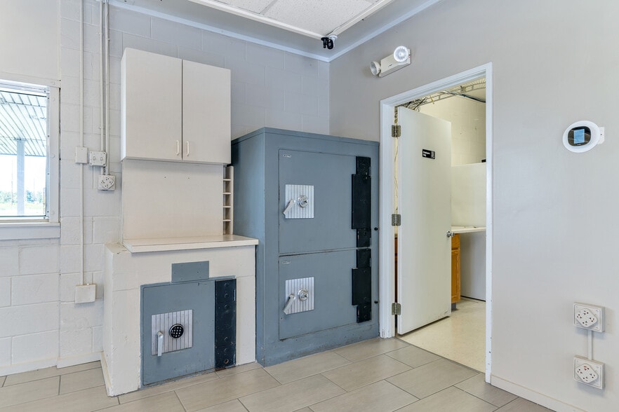 More Photos Of 11293 Torrey Rd, Fenton Storefront Retail Office For Sale