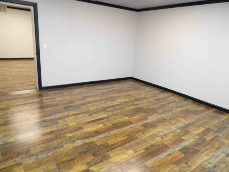 More Photos Of 400 E Jack Choate Ave, Hennessey Office For Sale
