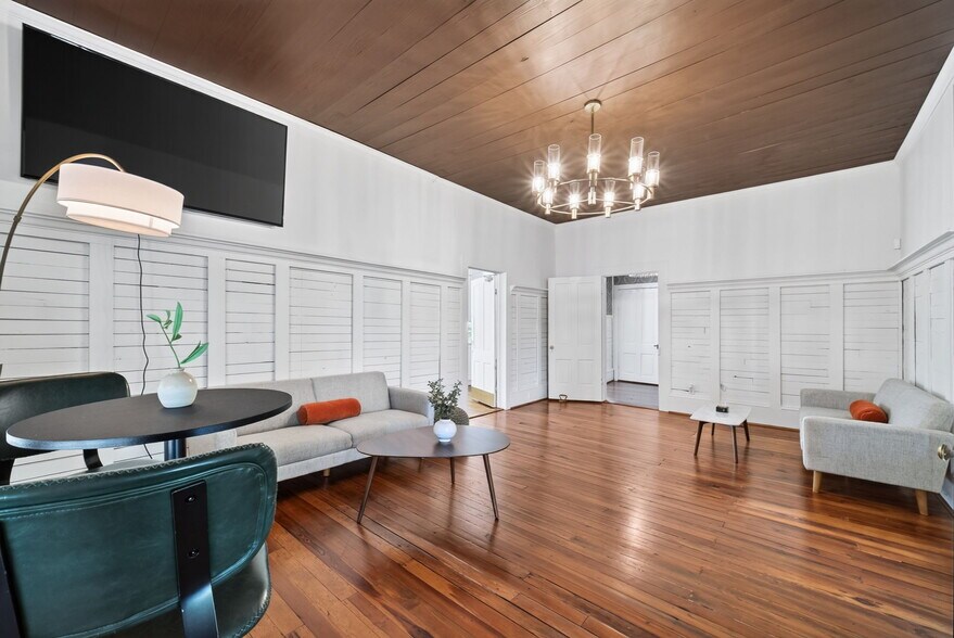 More Photos Of 2037 Grayson Hwy, Grayson Office For Sale
