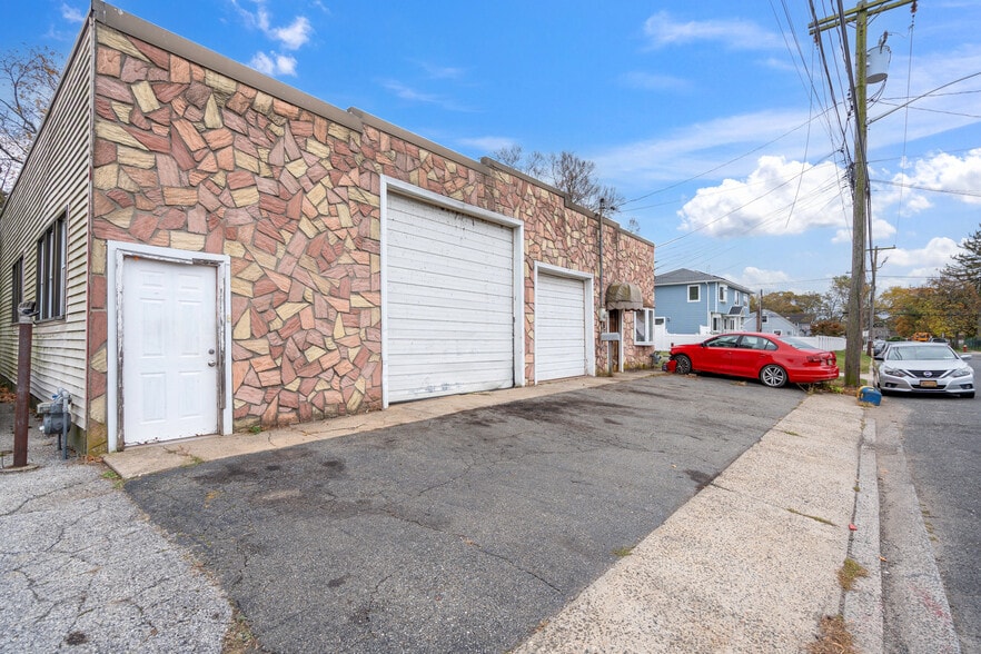 More Photos Of 30 Catlin Ave, Roosevelt Flex For Sale