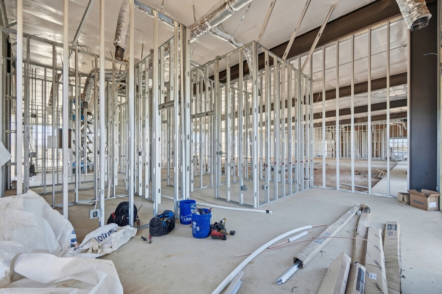 More Photos Of 2420 S 8th St, Rogers Flex For Lease