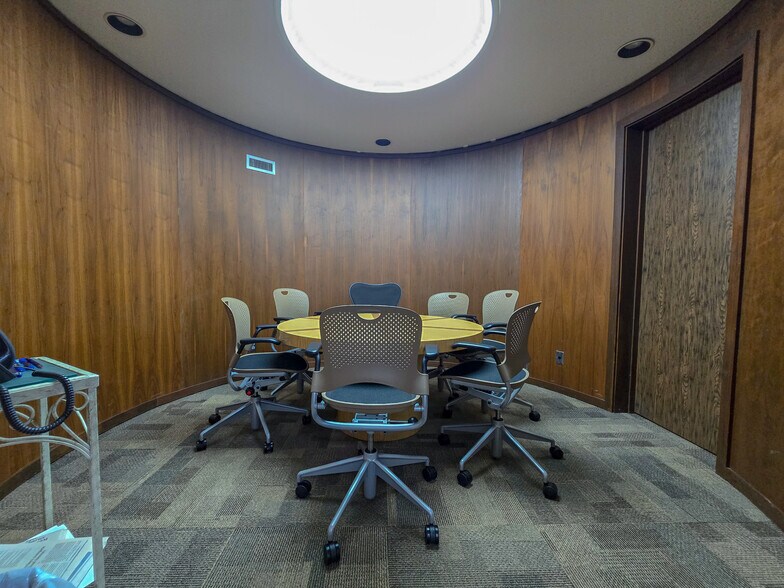 More Photos Of 123 W Highland St, Shawnee Office For Lease