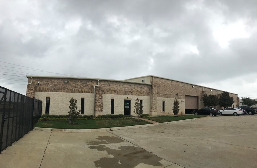 More Photos Of 725 E Jones St, Lewisville Industrial For Lease