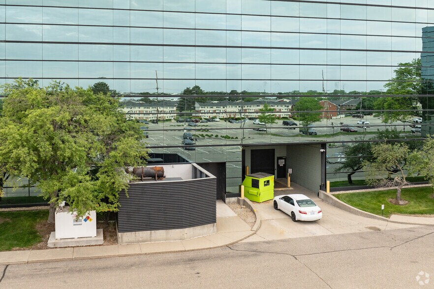 More Photos Of 340 E Big Beaver Rd, Troy Office For Lease