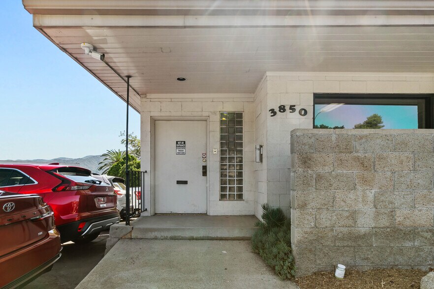 More Photos Of 3850 Foothill Blvd, La Crescenta General Retail For Sale