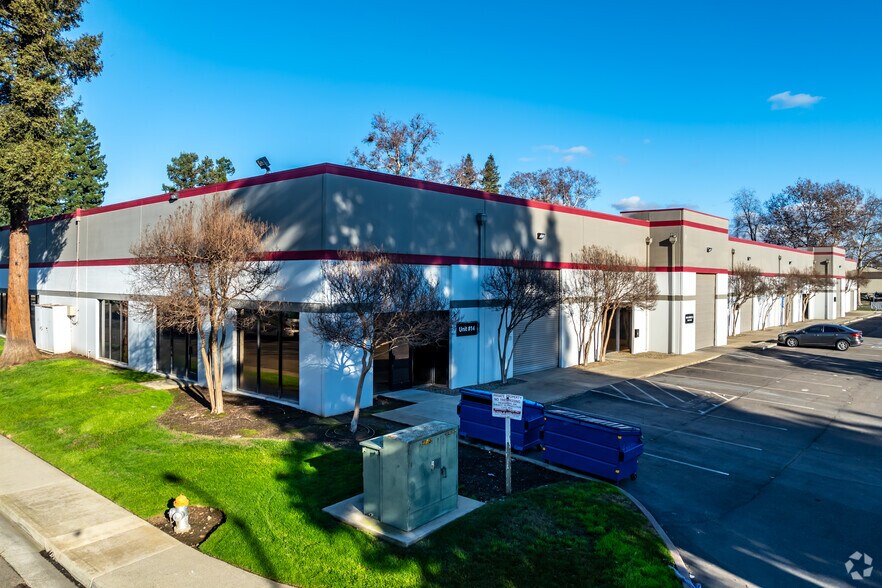 More Photos Of 1106 N D St, Sacramento Showroom For Lease