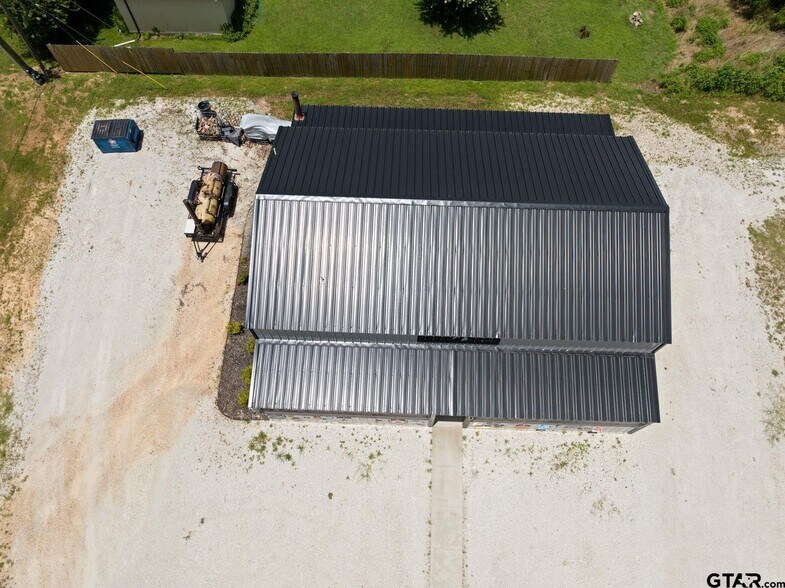 More Photos Of 908 W Broadway St, Winnsboro Flex For Sale