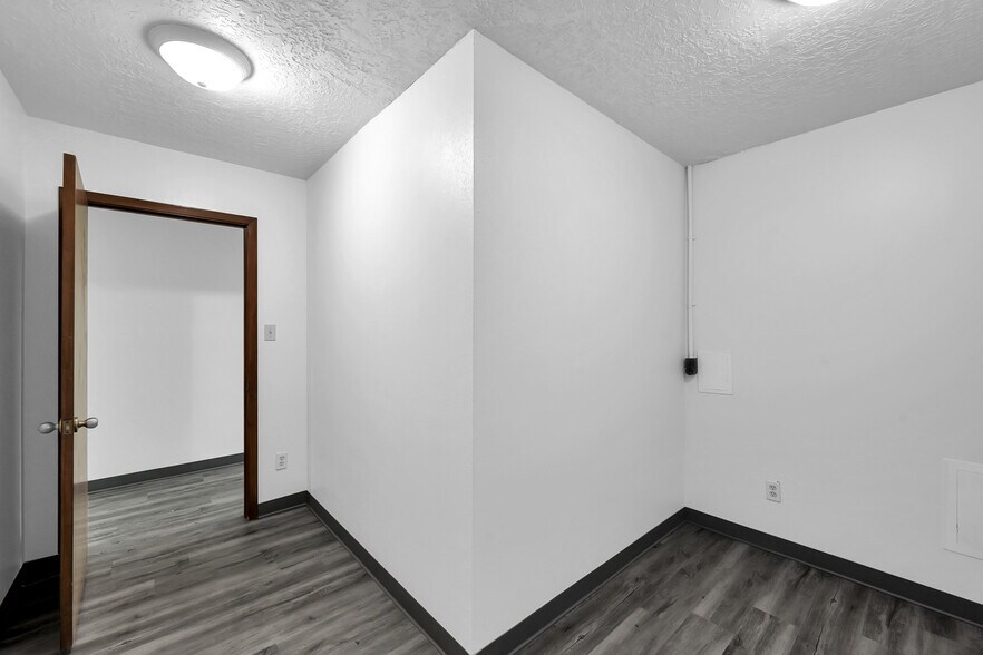 More Photos Of 903 Hillcrest Dr, Conroe Office For Sale