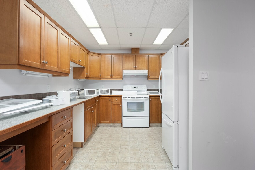 More Photos Of 105 Oak Crt, Anzac Warehouse For Sale