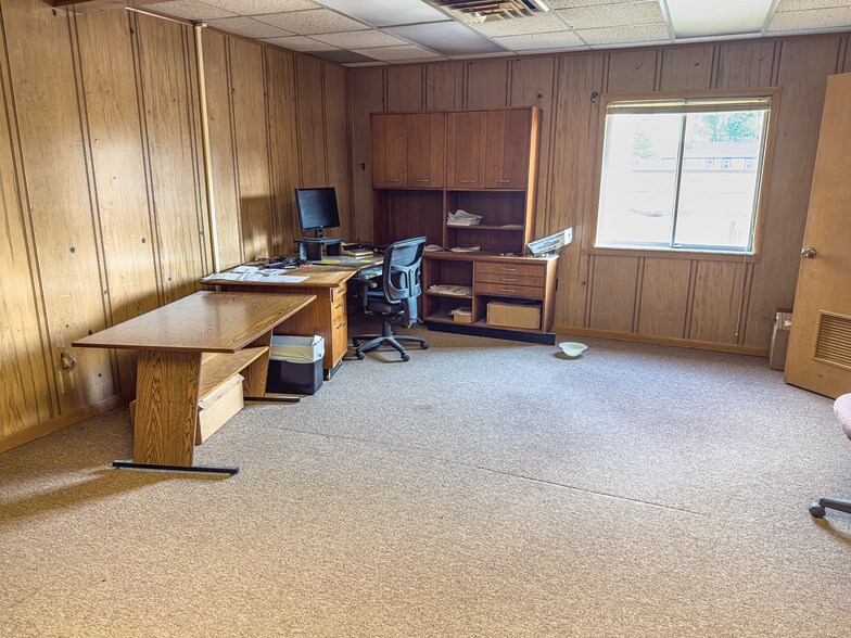 More Photos Of 3154 Depot st, Wawaka Office For Sale