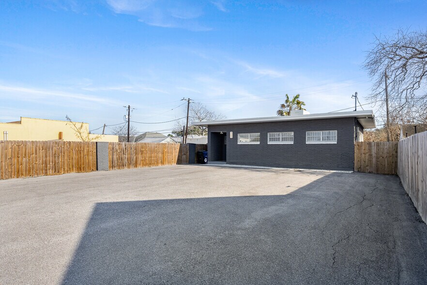 More Photos Of 525 Clifford St, Corpus Christi Office For Sale