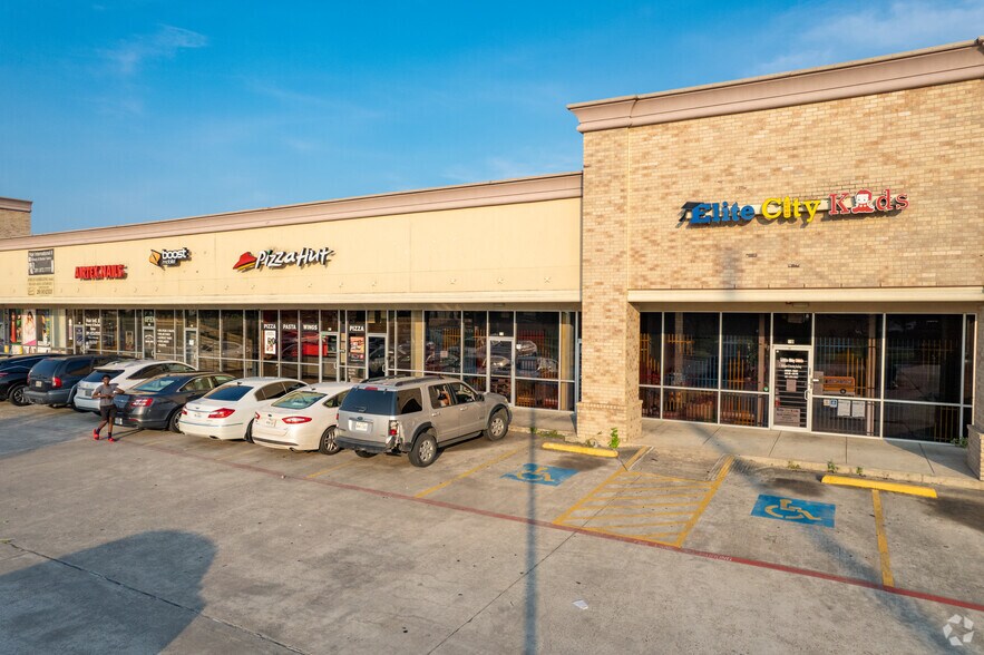 More Photos Of 15002 Ella Blvd, Houston Unknown For Lease