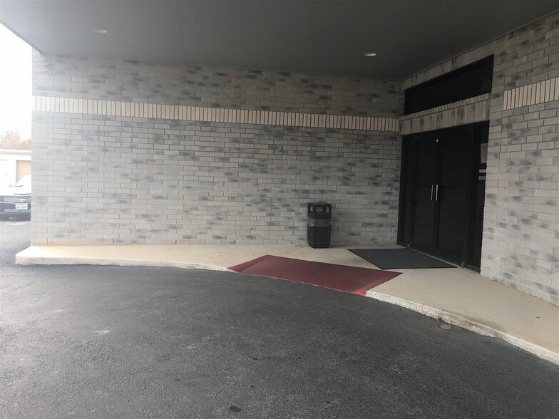 More Photos Of 515 N King St, Seguin Medical For Sale