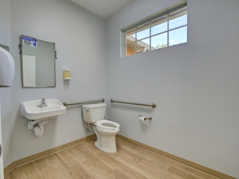 More Photos Of 733 S Goldenrod Rd, Orlando Medical For Lease