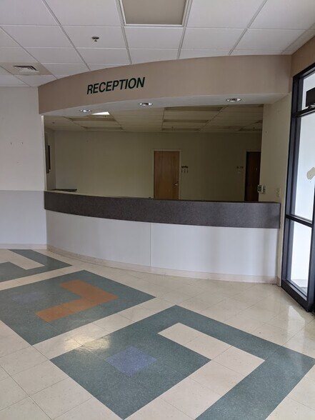 More Photos Of 432 S Burnett Rd, Springfield Unknown For Lease