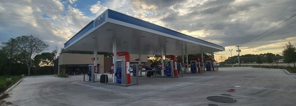 More Photos Of Alvin, Alvin Convenience Store For Lease