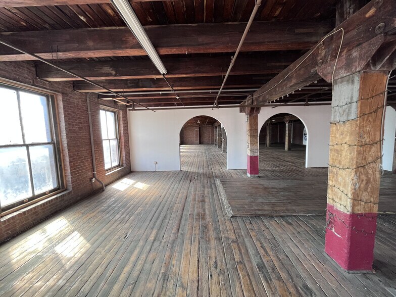 More Photos Of 1420 W 13th Ter, Kansas City Warehouse For Lease