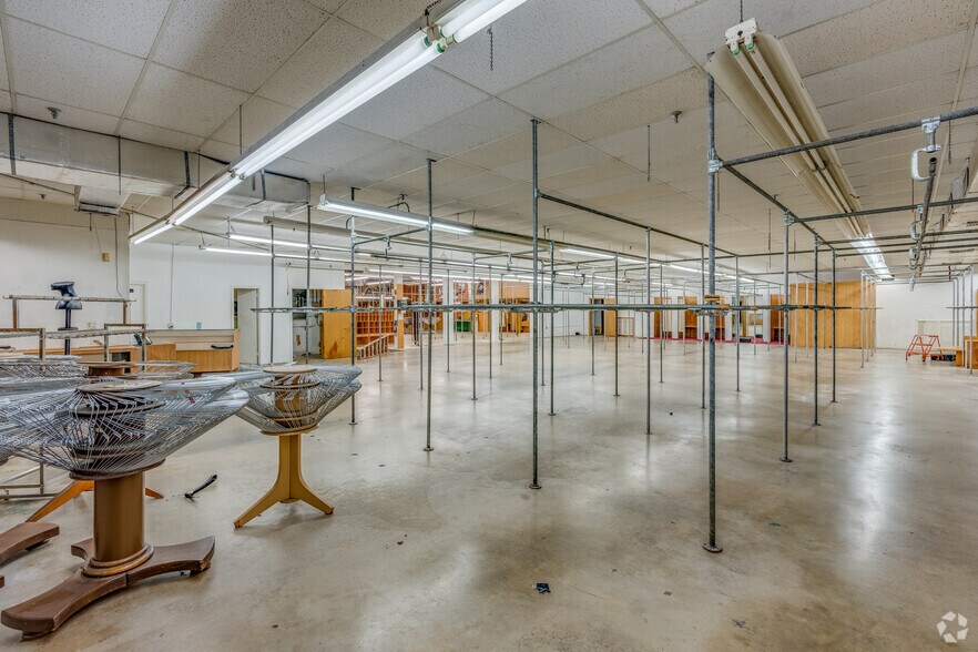 More Photos Of 2601 NW 6th Ave, Miami Freestanding For Sale