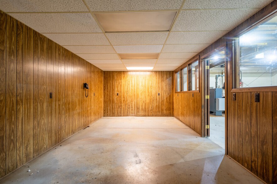 More Photos Of 42470 Executive Dr, Harrison Township Warehouse For Lease