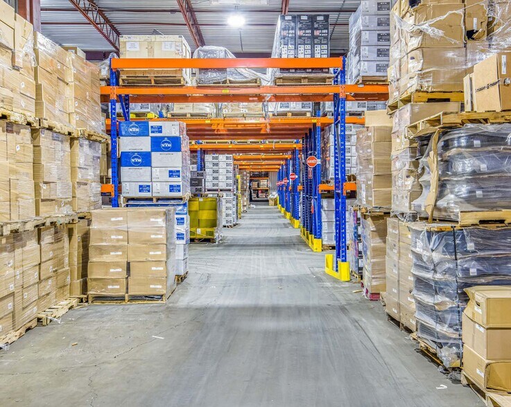 More Photos Of 260 Rue Lord, Napierville Manufacturing For Sale