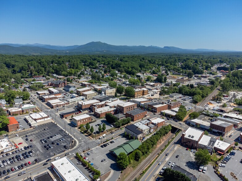 More Photos Of 34 N Logan St, Marion General Retail For Lease