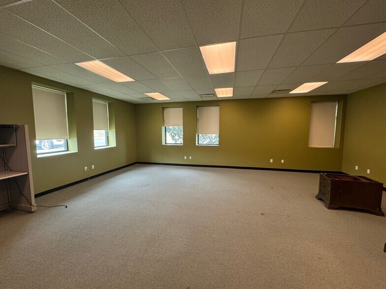 More Photos Of 15415 Pinehurst Dr, Basehor Office For Sale