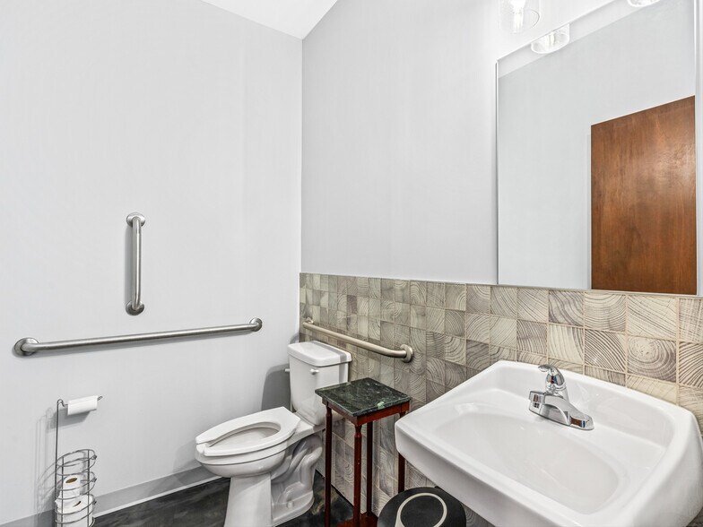 More Photos Of 208 Charlotte Hwy, Asheville Medical For Sale