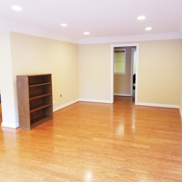 More Photos Of 7309 Highland St, Springfield Light Distribution For Lease