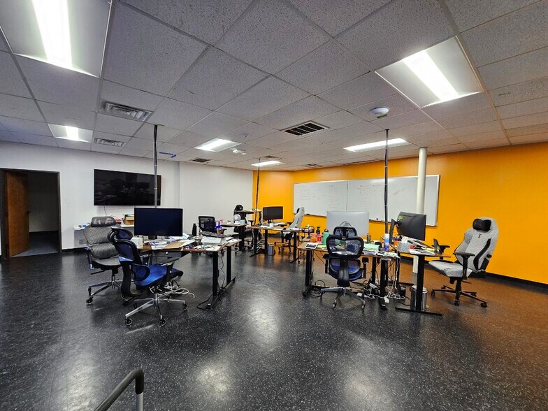 More Photos Of 4450-4490 Beltway Dr, Addison Research And Development For Lease