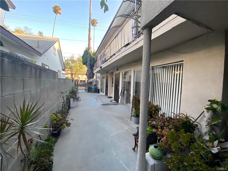 More Photos Of 5665 Franklin Ave, Los Angeles Apartments For Sale