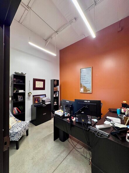 More Photos Of 1009 W 2nd St, Taylor Flex For Sale