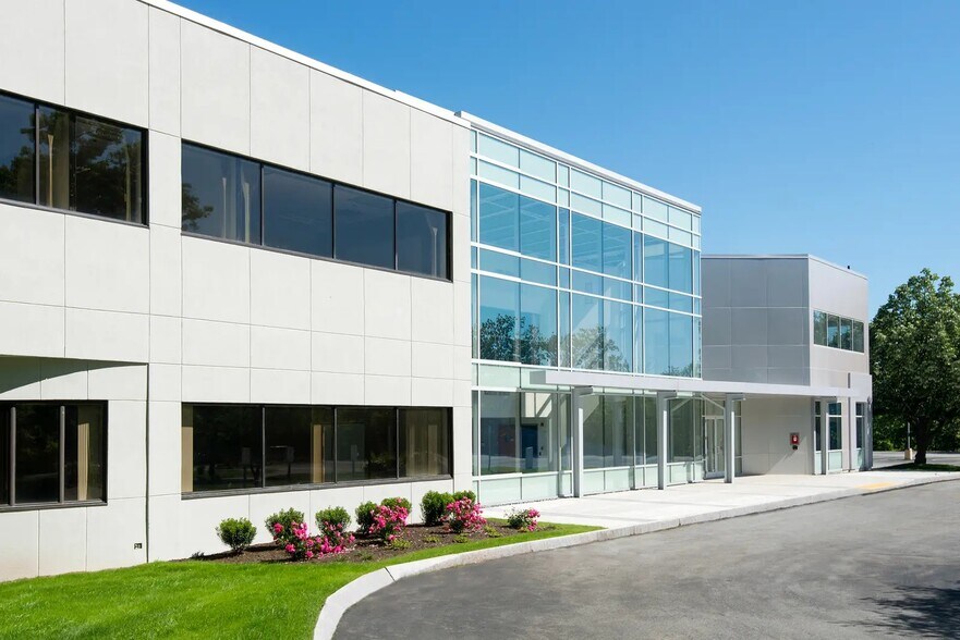 More Photos Of 5 Omni Way, Chelmsford Flex For Lease
