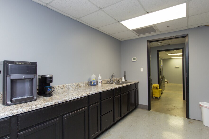 More Photos Of 1435 Paramount Dr, Huntsville Freestanding For Sale