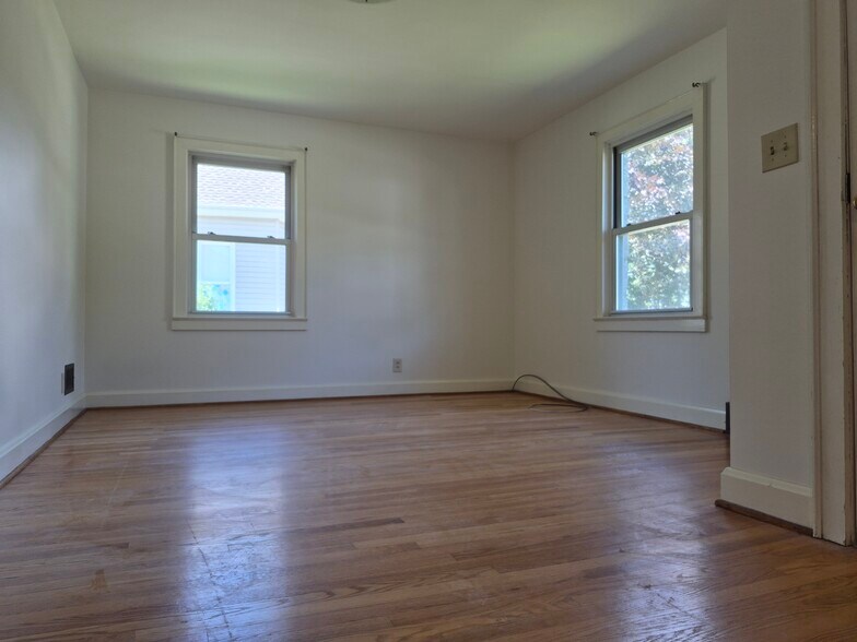 More Photos Of 719 Oakland St, Hendersonville Office For Lease