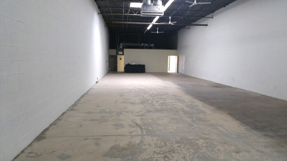 More Photos Of 1421-1431 Armour Blvd, Mundelein Warehouse For Lease