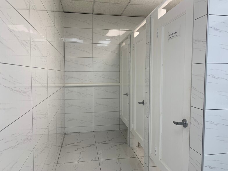 More Photos Of 1385 Seabury Ave, Bronx Warehouse For Lease