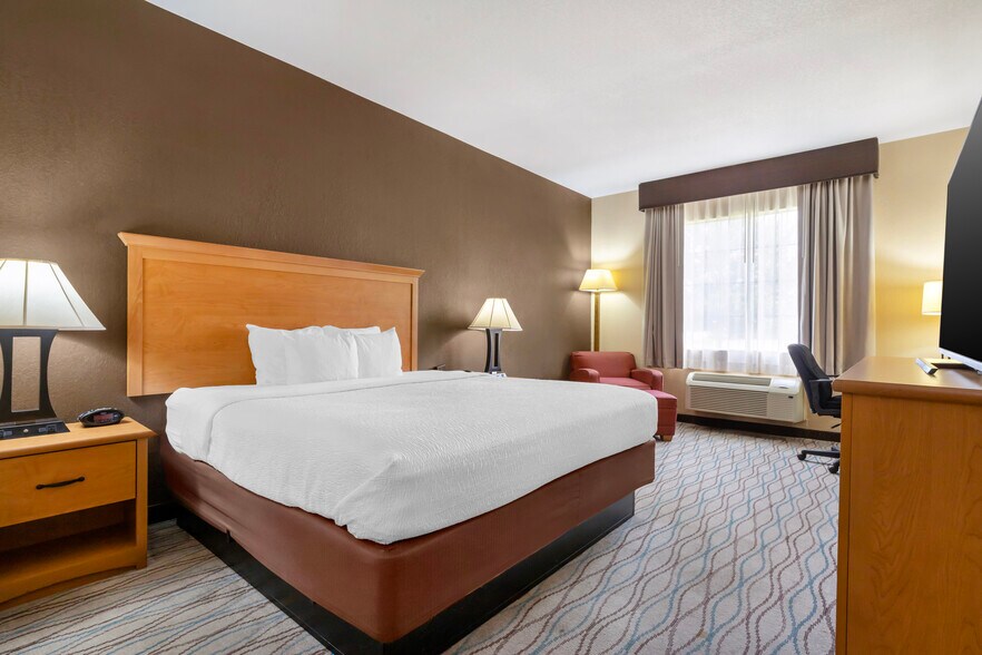 More Photos Of 106 Holiday Ln, Locust Grove Hotel For Sale
