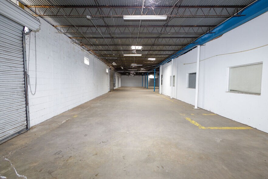 More Photos Of 2520 Hansrob Rd, Orlando Light Manufacturing For Lease