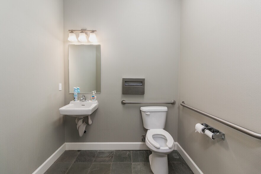 More Photos Of 2210 NE 22nd, Lincoln City Office For Sale