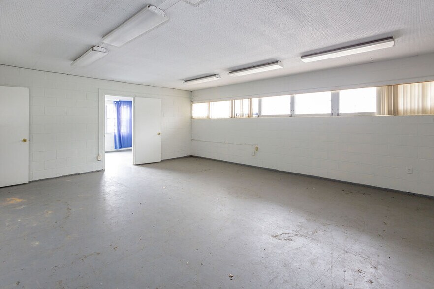 More Photos Of 2520 Hansrob Rd, Orlando Light Manufacturing For Lease