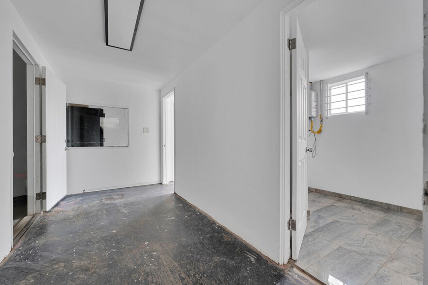 More Photos Of 23045 Drayton St, Santa Clarita Warehouse For Sale