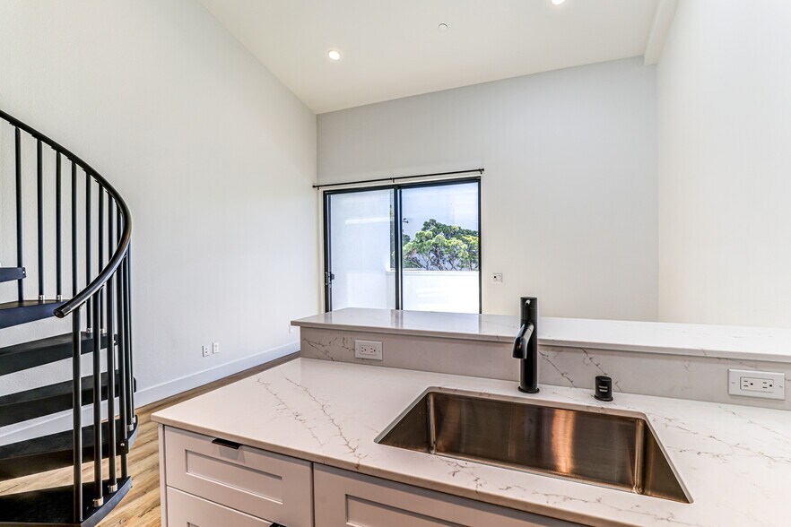 More Photos Of 7606 Girard Ave, La Jolla Apartments For Sale